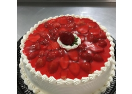 Torta Morango redonda 25 cm x 8cm - Rende 25 a 30 fatias