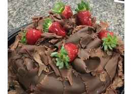 Torta Morango com chocolate redonda 25 cm x 8cm - Rende 25 a 30 fatias